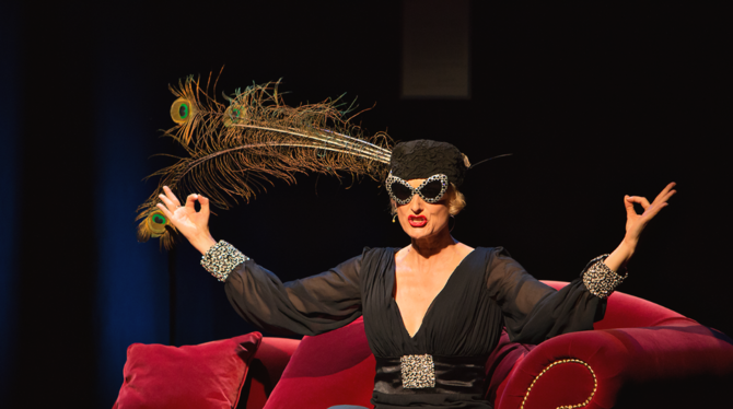 annette postel kleinkunstherbst musik kabarett franz.k foto pr Mit Opernparodien und 1920er-Chansons mischt Annette Postel beim Kleinkunstherbst mit.