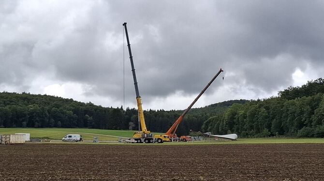 Windkraft Windrad Rotorblätter Rotorblatt Transport Schwertransport Sonnenbühl Hohfleck Engstingen Selbstfahrer An der Zufahrt zum Hohfleck lagern die Rotorblätter bis zu ihrem Transport in den Wald.