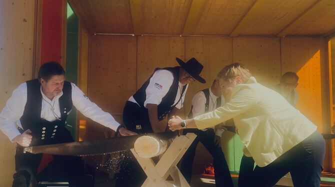 Gerd Renz (Präsident Landesverband Holzbau, links) und Ministerin Nicole Razavi (rechts) überzeugten beim »Wettsägen.«
