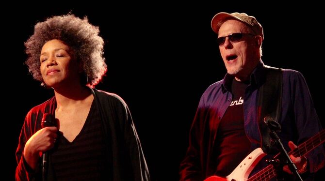 Szene Aktuell Fola Dada und Hellmut Hattler sind am Donnerstag mit Band zu Gast im Hirsch.