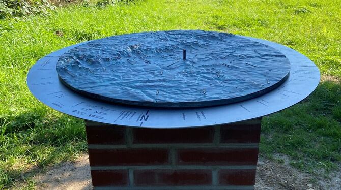 Peilscheibe Friedenslinde Stockach Stabil und hoffentlich diebstahlsicher: Die alte Peilscheibe hat bei den Stockacher Friedenslinden einen neuen Platz gefunden.