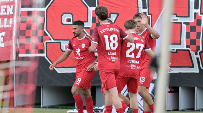 Baden-Wuerttemberg, Fussball, Maenner, OL, Oberliga, Saison 2025/26, wfv Jubel über drei Punkte beim SSV Reutlingen.