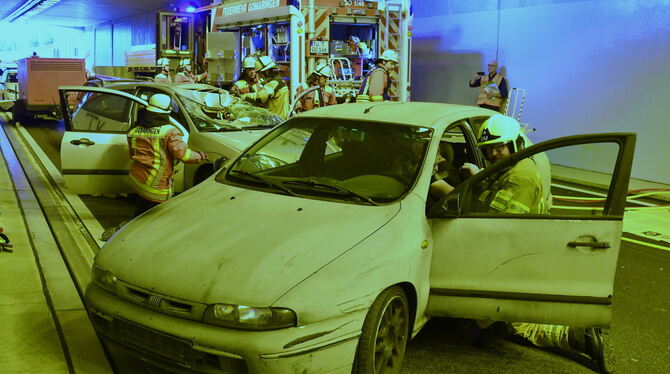 Unfall im Tunnel mit mehreren Fahrzeugen und Verletzen: Für die Großübung wurden extra alte Autos in den Tunnel verfrachtet.