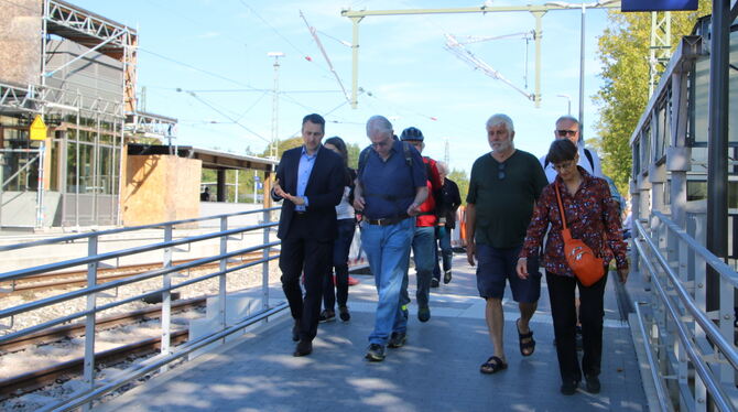 Metzingen Bahnhof Ermstabahn Erstbegehung: Zum ersten Mal sind Menschen auf dem neuen Bahnsteig vom Gleis 4 unterwge, die nichts mit dem Bau zu tun haben. Pr