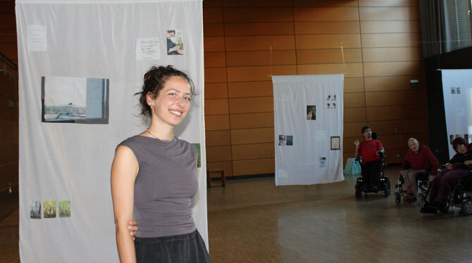 Lilli Weinstein mit ihren Arbeiten in Rappertshofen Lilli Weinstein vor ihren Arbeiten in Rappertshofen.