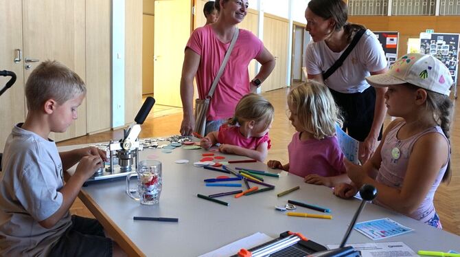 In der Richard-Wolf-Halle prägten Kinder am Samstag Anstecker zur Erinnerung an das Jubiläum.