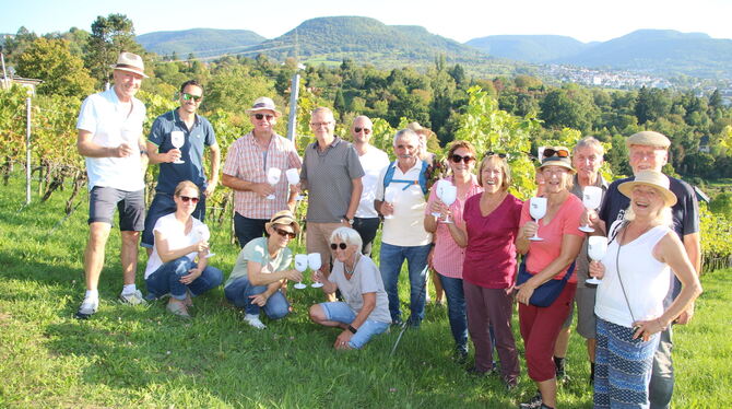 Reutlingen Gea-Aktion Weinführung Hier ist Wohlsein: Die Gewinner der GEA-Aktion und Stadtführer Thomas Weiblen (links) im städtischen Weinberg, dem Schlusspunkt