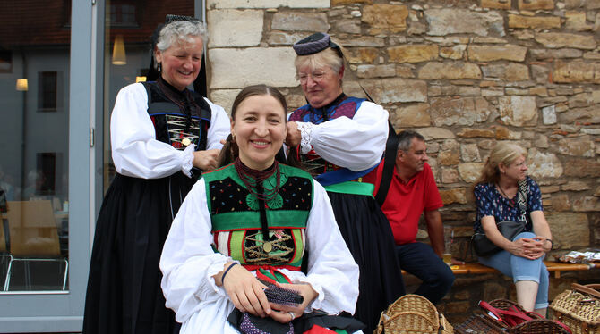 Anziehen der Betzinger Tracht Viele Hände sind nötig, um Betzinger Tracht und Haarschmuck anzulegen.