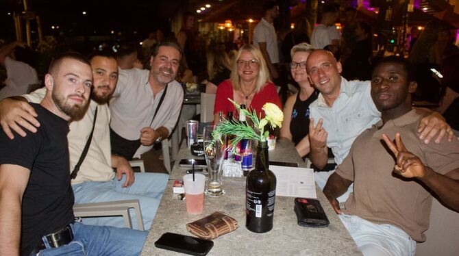 Musiknacht Nicht nur diese Gruppe genoß das Spätsommerfeeling bei der Musiknacht.