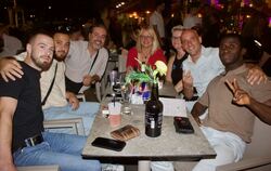 Nicht nur diese Gruppe genoß das Spätsommerfeeling bei der Musiknacht.