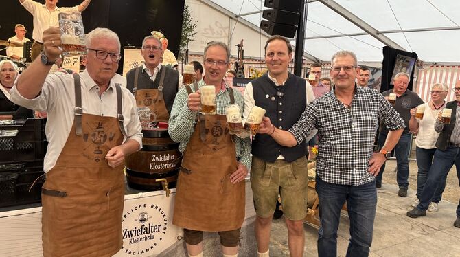 Eröffneten das Schlachtfest Dapfen mit einem Fassanstich: Bürgermeister Klemens Betz, Bundestagsabgeordneter Michael Donth, Land