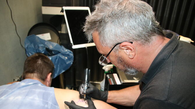 Are Haug bei der Arbeit: Er sticht Bastian Menninger das Twin-Win-Symbol