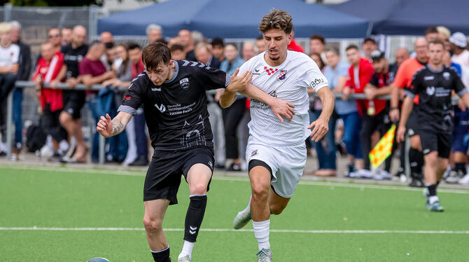 08. Spieltag, 2025/2026, 21.09.2025, Fussball, Ladesliga 3, SV Croatia Reutlingen vs. VFL Pfullingen, Suedwest Erzielt sein erstes Saisontor: Pfullingens Jannis Röhm (links). Hier im Duell mit Croatias Altan Yildiz.