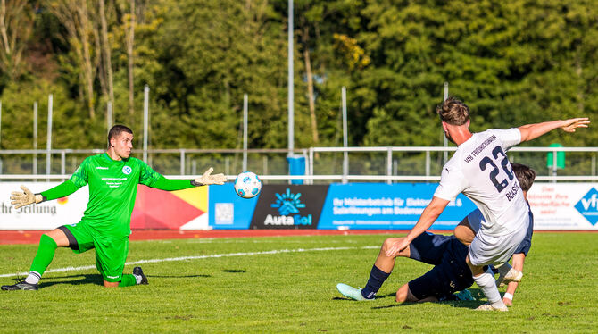 20.9.2025, 25/26, Baden-Württemberg, Deutschland, Friedrichshafen, Fussball, Germany, Meisterschaft, Männer, Pflichtspiel, Saiso Ersatzkeeper Nikolay Goranov (links) bewahrt die Young Boys durch einen gehalten Strafstoß vor einem 0:2-Rückstand.