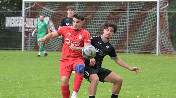 Tom Schoelpple (links, TSV Oferdingen) im Zweikampf um den Ball mit  Ioannis Zotos vom VfL Pfullingen III.