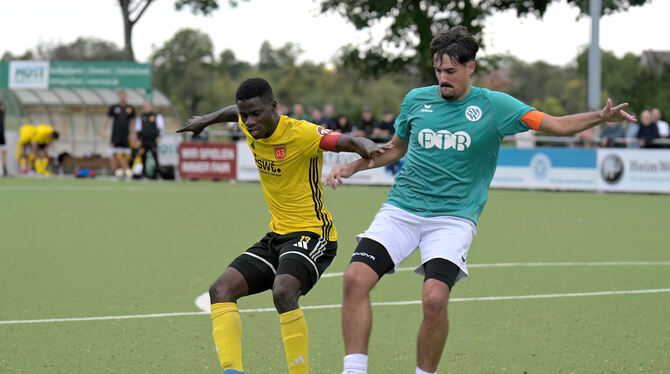 BL, Bezirk Alb, Bezirksliga, Fussball, Maenner, Saison 2025/26, Wuerttemberg, wfv Die beiden Kapitäne im Duell: Tübingens Doppeltorschütze Moubinou Saliou (links) behauptet den Ball vor Luis Langeneck vom SV Wa