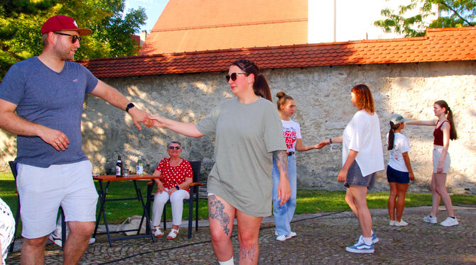 Discofox am Rathausplatz für Neulinge, Wiedereinsteiger und Fortgeschrittene. Spaß und Lerneffekte waren programmiert.  FOTO: LE