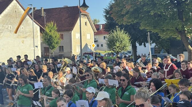 Jugendliche musizierten als Abschluss des Jugendmusiktages im Gesamtchor.  FOTOS: BUTSCHER