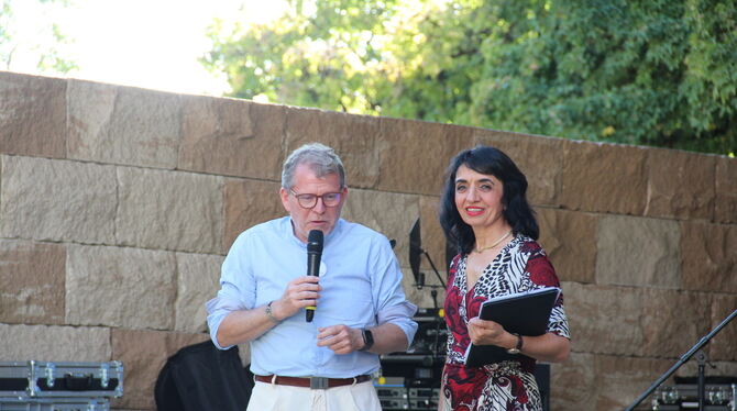 Bürgermeister Mike Münzing und Muhterem Aras auf dem Podium. FOTO: WURSTER Bürgermeister Mike Münzing und Muhterem Aras auf dem Podium. FOTO: WURSTER