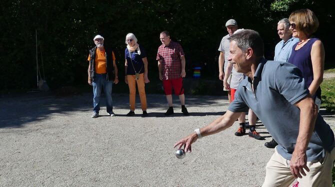 Pliezhausens Bürgermeister Christof Dold bei der Eröffnung des neuen-alten Bouleplatzes im Wohngebiet Baumsatz. Hinter ihm Dorot Pliezhausens Bürgermeister Christof Dold bei der Eröffnung des neuen-alten Bouleplatzes im Wohngebiet Baumsatz. Hinter ihm Dorot