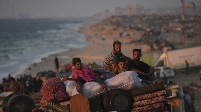 Vertriebene Palästinenser fliehen aus Gaza. FOTO: ABDEL KAREEM HANA/AP/DPA Vertriebene Palästinenser fliehen aus Gaza. FOTO: ABDEL KAREEM HANA/AP/DPA