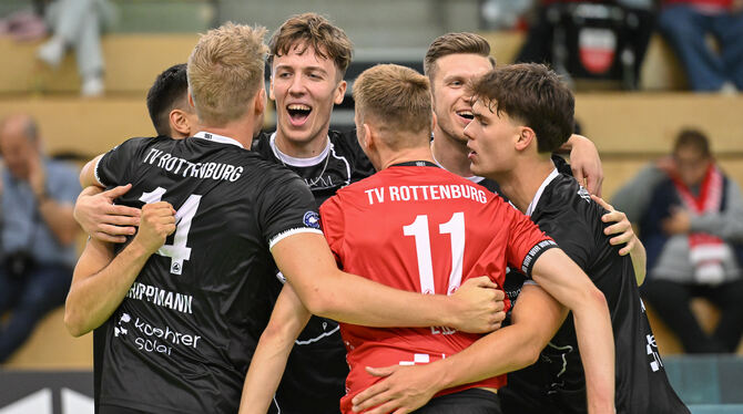 Freude nach dem Auftaktsieg beim TV Rottenburg. FOTO: KUNZE/EIBNER Freude nach dem Auftaktsieg beim TV Rottenburg. FOTO: KUNZE/EIBNER