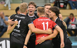 Freude nach dem Auftaktsieg beim TV Rottenburg.  FOTO: KUNZE/EIBNER