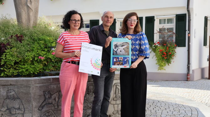 Fest der Kulturen Pfu Sabine Hohloch (von links), Leitung der Stabsstelle Kultur, Sieger Maier von i'kuh und Nana Mamphoria vom Städtischen Integratio