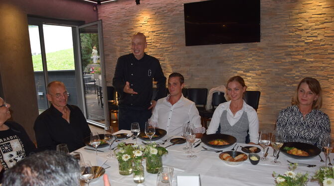 Test Essen Show-Palast Gelungene Kombination: Uwe Förster präsentiert seine Kreationen. Unter den Testessern sind auch (von links) Ulf Siebert sowie Pe