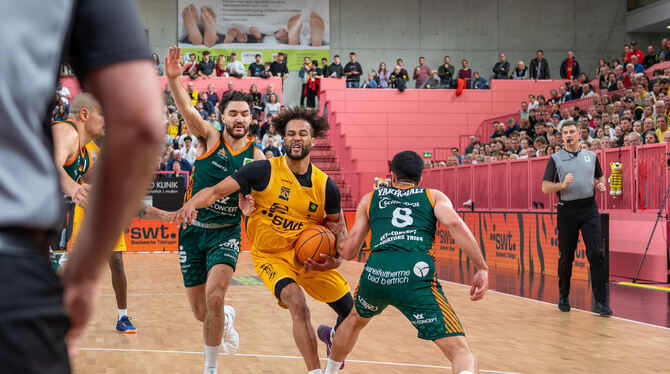 2. Basketball Bundesliga, Ballsport, Barmer 2. Basketball Bundesliga, Maenner, PlayOffs Viertelfinale 4. Spieltag, Tigers Tuebin Tübingens Miles Tention (Mitte) hier im Mai 2025 gegen Triers Behnam Yakhchali (rechts) und Clayton Guillozet. Dieses Duell gibt