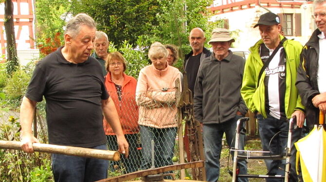 Hans Dürr demonstriert am Tag des offenen Denkmals an einem Wagenrad die Handwerkskunst von Schmiedemeistern in früheren Zeiten.