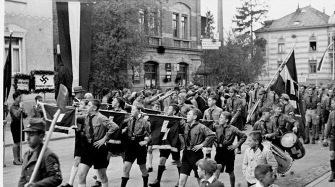 Pimpfe Deutsches Jungvolk Zweiter Weltkrieg Zeitzeugen Maifeier im Jahr 1935: Der Fanfarenzug der »Pimpfe« beim Umzug in der Kaiserstraße.