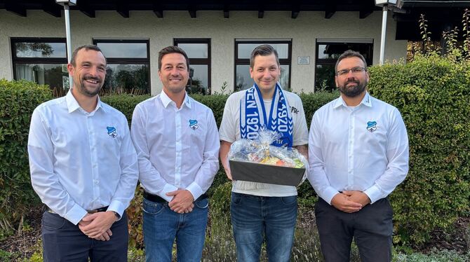 Der TSV Genkingen hat jetzt 1.000 Mitglieder: die Vorsitzenden Michael Hahn (von links), Patrick Deh und Sascha Kurzenberger mit Der TSV Genkingen hat jetzt 1.000 Mitglieder: die Vorsitzenden Michael Hahn (von links), Patrick Deh und Sascha Kurzenberger mit