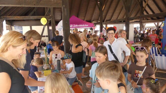 Volle offene Heiligenkelter am Samstag in Metzingen mit Aktionen für Kinder wie Buttons pressen beim »Wirbelwind«. Im Hintergrun Volle offene Heiligenkelter am Samstag in Metzingen mit Aktionen für Kinder wie Buttons pressen beim »Wirbelwind«. Im Hintergrun