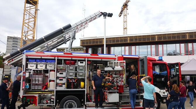 Kommandant Markus Appenzeller (Bildmitte) zeigte das neue Kirchentellinsfurter Feuerwehrfahrzeug, das vor allem für technische H