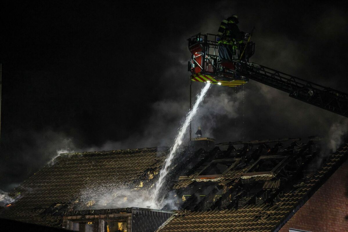 Starker Rauch bei Großbrand in Krefeld – 100 Einsatzkräfte