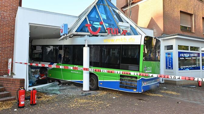 Bus kollidiert mit Auto und kracht in Reisebüro Bus kollidiert mit Auto und kracht in Reisebüro