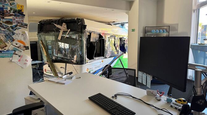 Bus kollidiert mit Auto und kracht in Reisebüro Bus kollidiert mit Auto und kracht in Reisebüro