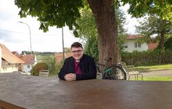 Philemon Greiner am Kohlstetter Gemeindetisch.
