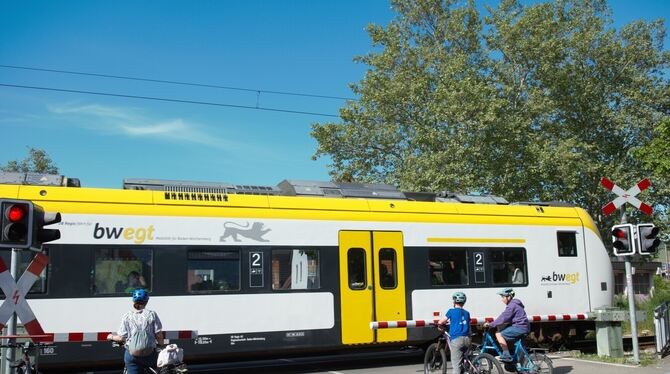 Ermstalbahn Neuhausen Bahnübergang Kelternstraße Radfahrer So sieht es ab 18. Oktober wieder in Neuhausen aus: Ein Elektrotriebzug der DB Regio fährt über den Bahnübergang in der Kelterns