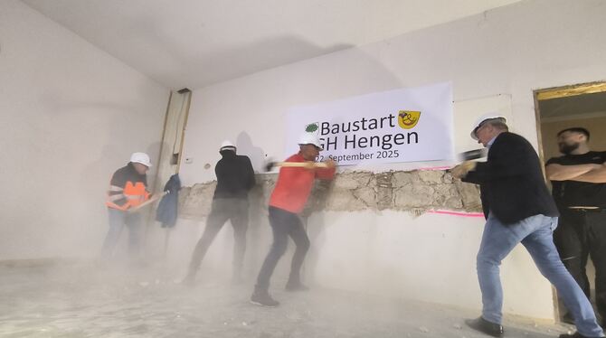 Baustart in der Alten Schule von Hengen, die zu einem modernen Dorfgemeinschaftshaus umgebaut wird. Mit Vorschlaghämmern zertrüm