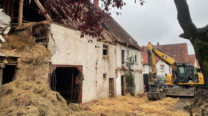 Gniebel Pliezhausen Ortsmitte Abriss Dieses Haus an der Kreuzung der Brunnenstraße und der Walddorfer Straße wird seit vergangenem Freitag abgerissen.