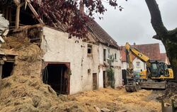 Dieses Haus an der Kreuzung der Brunnenstraße und der Walddorfer Straße wird seit vergangenem Freitag abgerissen.