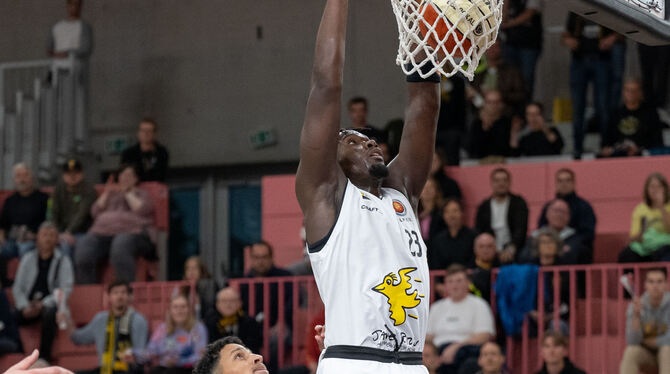 1. Runde, 23.09.2025, BBL, BBL Pokal, BBL-Pokal, Basketball, Basketball Bundesliga, Deutscher Basketball Pokal, GER, Herren, Pau Tübingens Melkisedek Moreaux erzielt seine einzigen Punkte mit diesem Dunking.