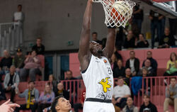 Tübingens Melkisedek Moreaux erzielt seine einzigen Punkte mit diesem Dunking.