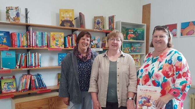 Silke Halangk (von rechts), Kirsten Neumann und Doris Steinhart führen die Gemeindebücherei ehrenamtlich.  FOTO: PRIVAT
