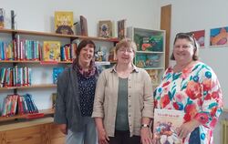 Silke Halangk (von rechts), Kirsten Neumann und Doris Steinhart führen die Gemeindebücherei ehrenamtlich.  FOTO: PRIVAT