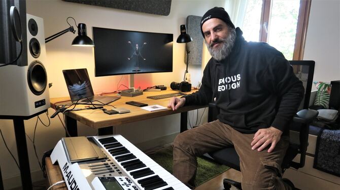 In seinem kleinen Heimstudio in Reutlingen arbeitet Vasee an seiner Musik. FOTO: KNAUER In seinem kleinen Heimstudio in Reutlingen arbeitet Vasee an seiner Musik. FOTO: KNAUER