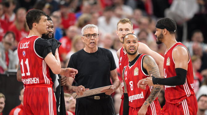 Der FC Bayern mit dem deutschen Weltmeister-Coach Gordon Herbert (Mitte) startet am Freitag in die neue Bundesliga-Saison. FOTO: Der FC Bayern mit dem deutschen Weltmeister-Coach Gordon Herbert (Mitte) startet am Freitag in die neue Bundesliga-Saison. FOTO: