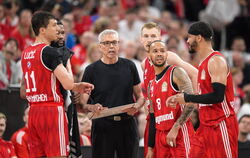 Der FC Bayern mit dem deutschen Weltmeister-Coach Gordon Herbert (Mitte) startet am Freitag in die neue Bundesliga-Saison. FOTO:
